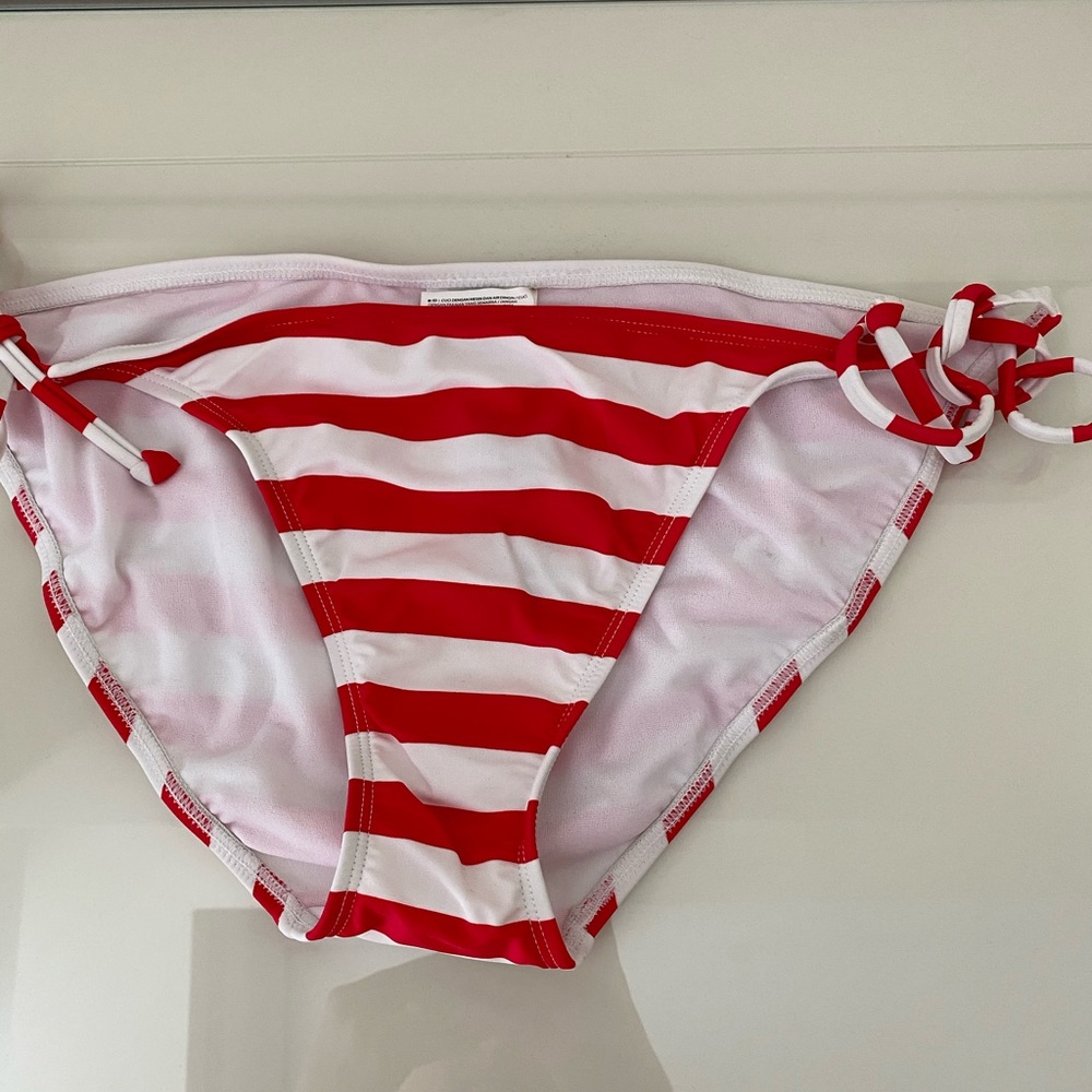 OLD NAVY White and Red Stripped Bottom